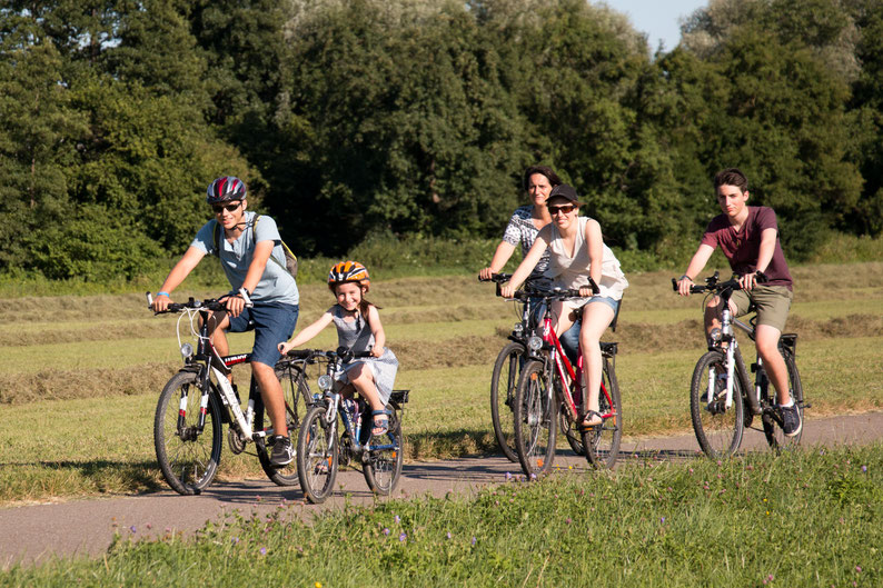 Junge mit dem Fahrrad unterwegs