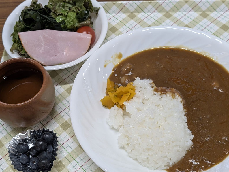 2026年7月19日のほっとタイムはこちらを250円で楽しむことができました。担当して下さっている皆さんの努力とお米の献品協力もあり、おいしく、たのしく過ごすことが出来て嬉しいです。カレーはレトルトをお値打ち価格で探してきてくれていますが、満足できるお味のボンカレーですよ。