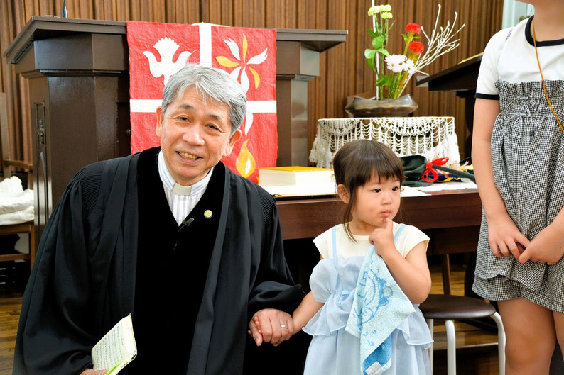 2026年6月14日(日)こども祝福礼拝にて 9月で3歳のくおんちゃんと森牧師