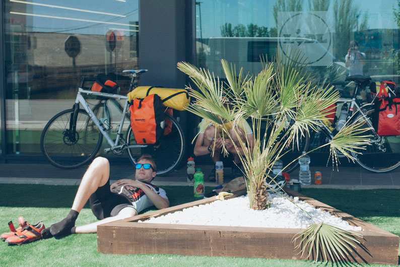 Biking Adventure in Spain - Requena: Lunch break in front of Lidl :)