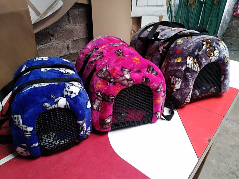MOD- 010   CASA TRANSPORTADORAS CONFECCIONADAS EN PELUCHE ESTAMPADO, RELLENO DE ESPONJA DE 3CM CIERRE TRASERO FRENTE DE RED TRANSPARENTE Y BASE DE POLIESTER