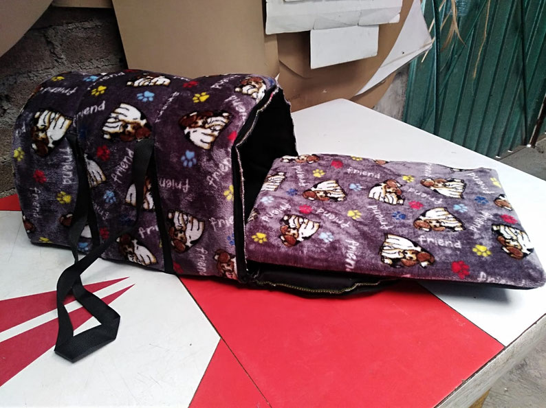 MOD- 010   CASA TRANSPORTADORAS CONFECCIONADAS EN PELUCHE ESTAMPADO, RELLENO DE ESPONJA DE 3CM CIERRE TRASERO FRENTE DE RED TRANSPARENTE Y BASE DE POLIESTER