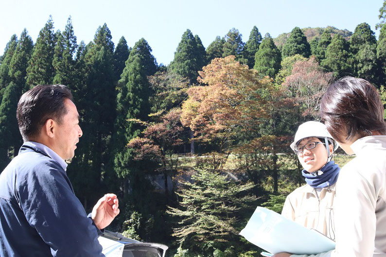 観光協会・原局長（左）と語り合う足羽川ダム事務所スタッフ・粂（くめ）さん（真ん中）