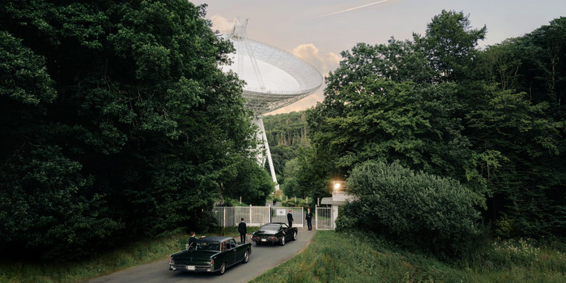 „MELANCHOLIC WHISPERS“, 2025. Part of „NOTES FROM FUTURE“ [100 x 200 cm, pigmentierter FineArt-Print auf Hahnemühle PhotoRag© Baryta, kaschiert auf Alu-Dibond, 5+1 | Edition 50 x 100 cm, Auflage 7]