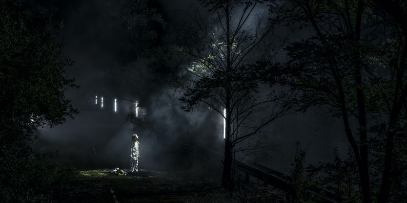 „FORGOTTEN PATH“, 2023. Part of „NIGHTMARE IN PARADISE“[100 x 200 cm, pigmentierter FineArt-Print auf Hahnemühle PhotoRag© Baryta, kaschiert auf Alu-Dibond, Auflage 5+1 | Edition 50 x 100 cm, Auflage 7]