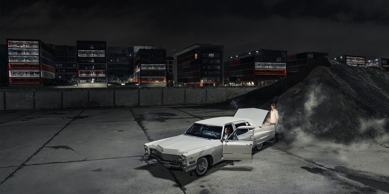 „TRAGEDY OF LIFE“, 2023. Part of „NIGHTMARE IN PARADISE“ [100 x 200 cm, pigmentierter FineArt-Print auf Hahnemühle PhotoRag© Baryta, kaschiert auf Alu-Dibond, Auflage 5+1 | Edition 50 x 100 cm, Auflage 7]
