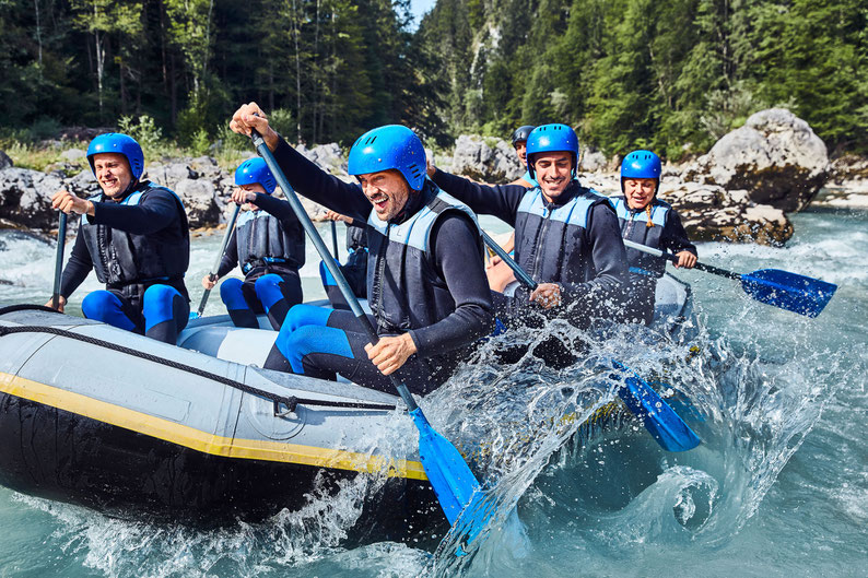 Bei einer Rafting-Tour erlebt man Adrenalin pur - eine originelle Geschenkidee für Menschen, die Abenteuer lieben und einfach mal raus aus der Routine wollen.  Foto: djd/jochen-schweizer.de