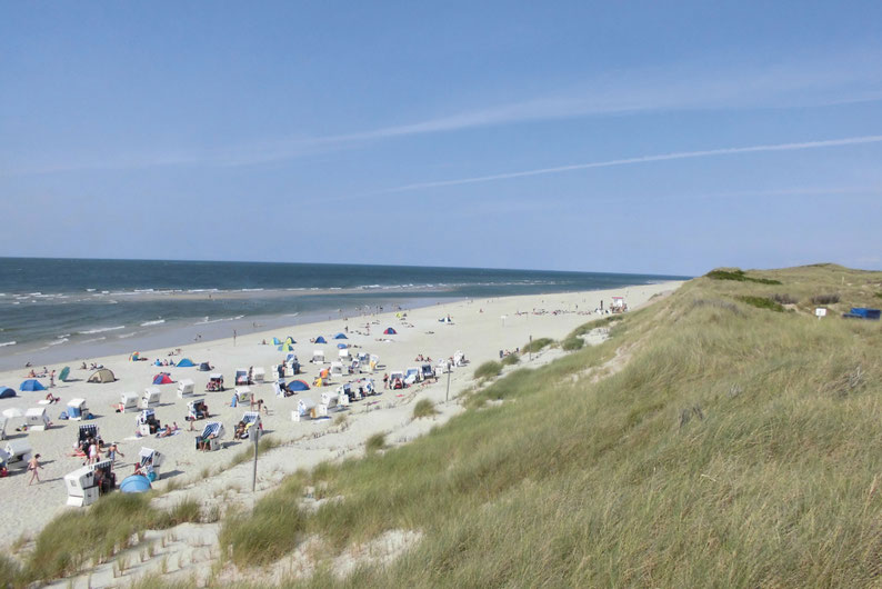 Weite Strände, stets eine frische Brise und der besondere Flair von Deutschlands nördlichster Insel: Das macht Sylt bei Urlaubern so beliebt. Foto: djd/Kurverwaltung List auf Sylt