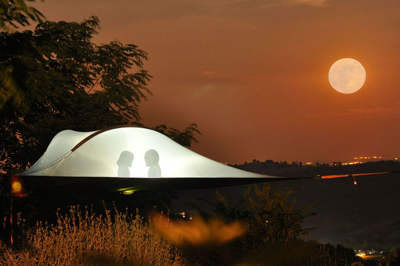 SEine Nacht im Baumzelt: Das ist ein Reiseerlebnis, das der Beschenkte noch lange in positiver Erinnerung behält. Foto: djd/Jochen Schweizer
