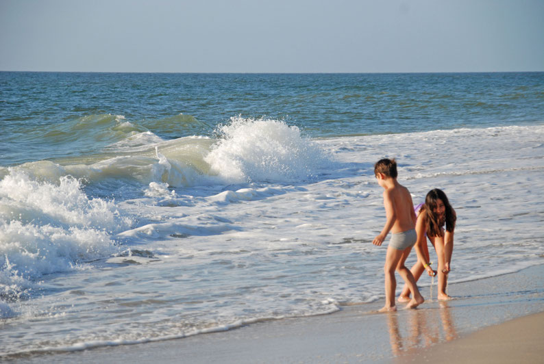 Am Sylter Weststrand mit seiner Brandung und dem abwechslungsreichen Familienprogramm kommen gerade auch junge Urlauber auf ihre Kosten. Foto: djd/Kurverwaltung List auf Sylt