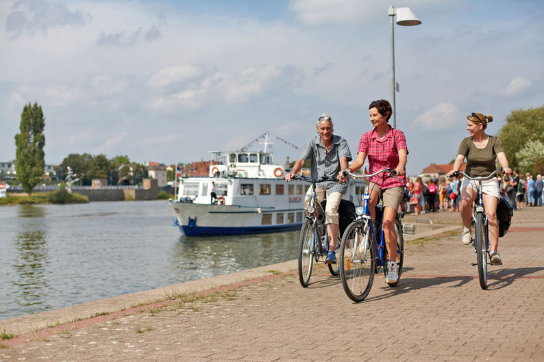 Auf dem Weser-Radweg passieren Fahrradurlauber den Dampferanleger in Hameln. Foto: djd/TMN/Weserbergland Tourismus e.V./Marcus Gloger
