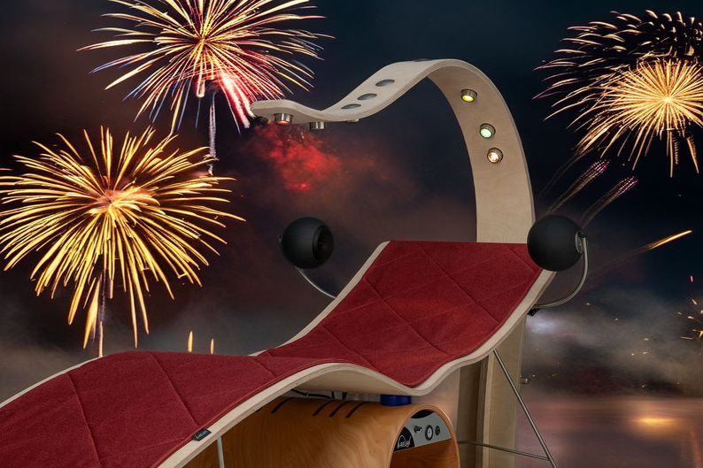 A-Relax Edelstein-Licht, Liege mit rotem Bezug und Lichtbogen – ein Feuerwerk an harmonisierenden Lichtfrequenzen für tiefste Entspannung.
