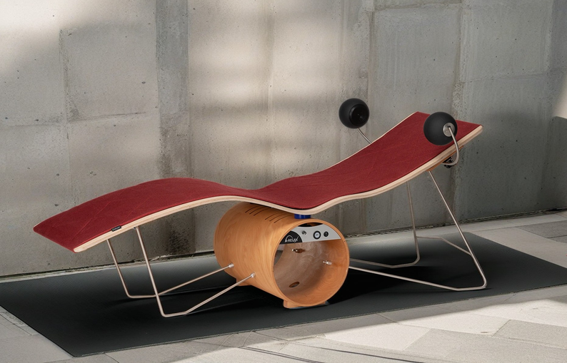 A-Relax Klangliege OM Light – minimalistisches Designobjekt mit integrierter Vibroakustik, ideal für Ästheten und Designliebhaber, die Entspannung und Klangkunst in stilvollem Wohnambiente genießen möchten.