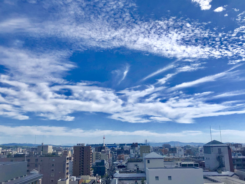 京都市下京区四条烏丸の心療内科、女医のいるメンタルクリニック、青空と京都タワー