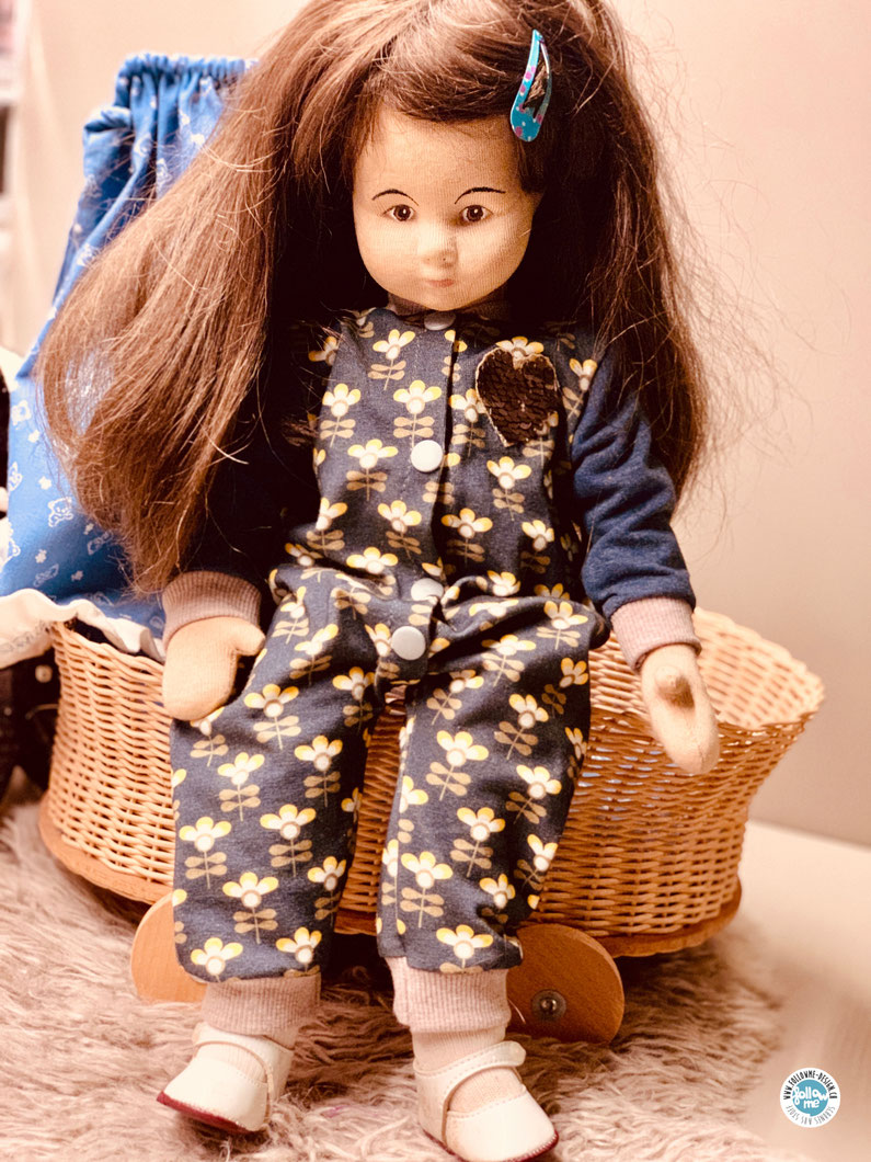 Glorex Stoffpuppe (45cm) aus den 80er Jahren mit dem neuen "Hey, Puppe!"-Strampler