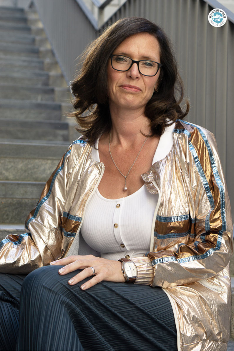 Perfekt gegen Fahrtwind bevor der Herbst kommt: die Jacke übers T-Shirt.