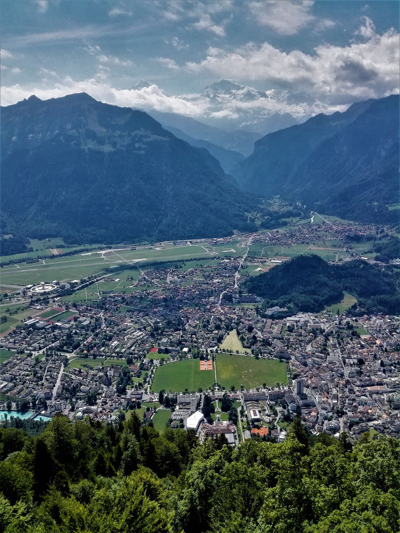 Via Jacobi. Blick auf Interlaken, Jungfrau und Eiger Gipfel.