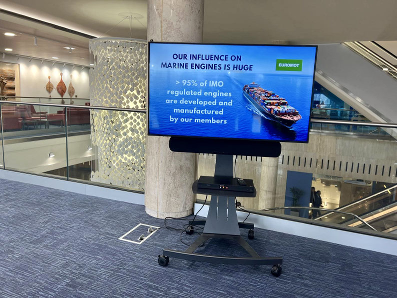 Bildschirm mit EUROMOT-Präsentation in einem Messegebäude – visuelle Informationssequenz, eingesetzt beim Marine Environment Protection Committee der IMO