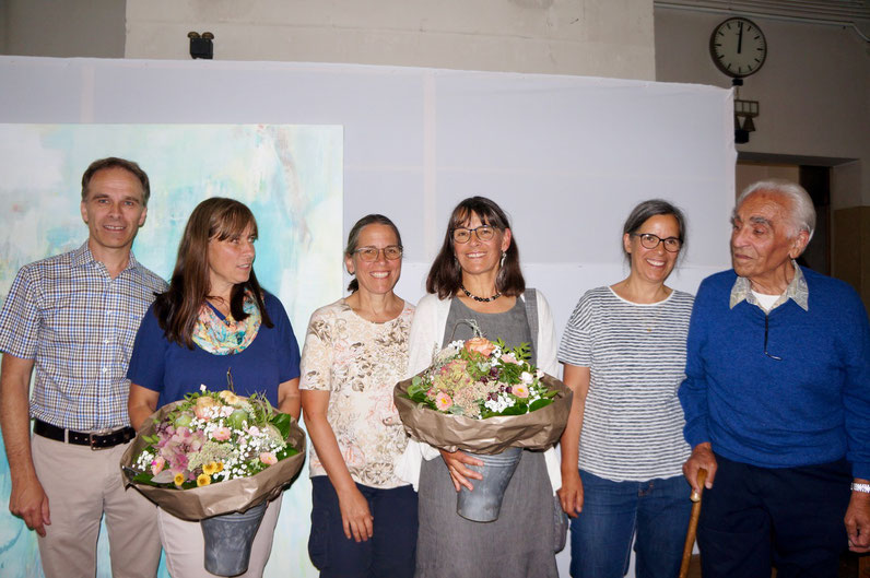 Familie fotografiert vor «Primavera» von Bianca Frei-Baldegger: vlnr: Adrian Bärlocher, Monika Thoma, Ursula Eichelberger, Claudia Höner-Bärlocher, Regula Bärlocher und Eugen Bärlocher. Bild: Inka Grabowsky