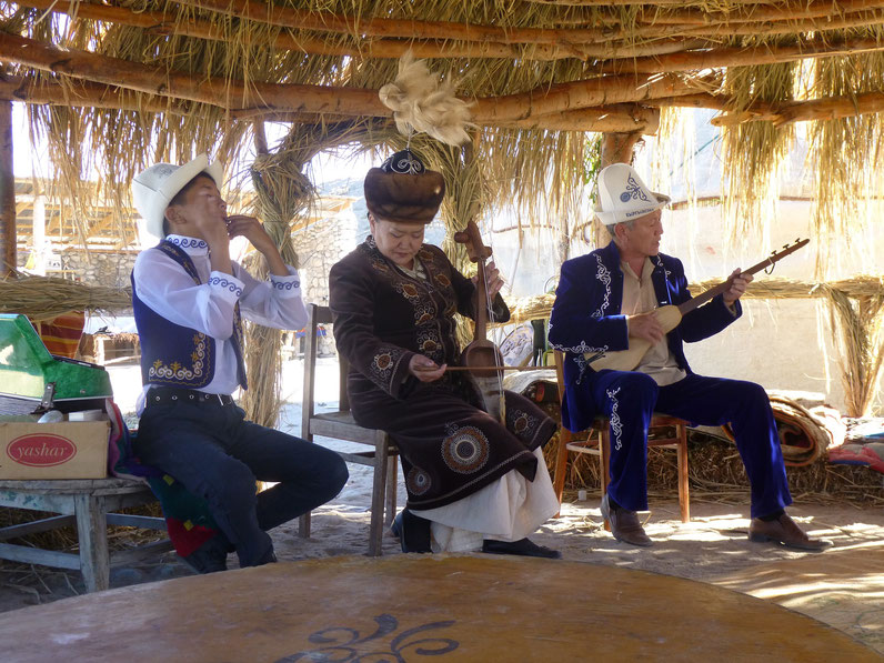 Ein kleines Konzert einer kirgisischen Musikerfamilie.