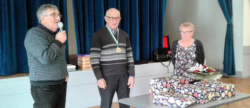 Jean Pierre Mounier vient de remettre à Jean Jourdan la médaille de la Fédération avec à ses côtés Marie-Thérèse Jourdan