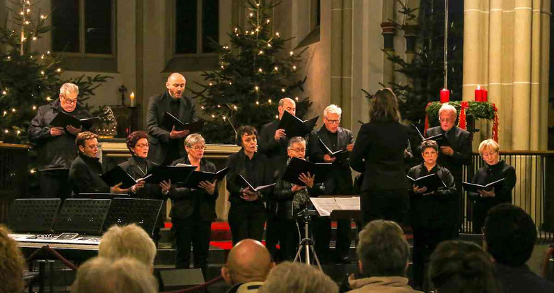 Ebenfalls zu Gast beim Adventskonzert: der Kirchenchor Cäcilia unter der Leitung von Irina Skuratovska. Der Chor sang beispielsweise „Ave Maria“. Foto: Klapproth