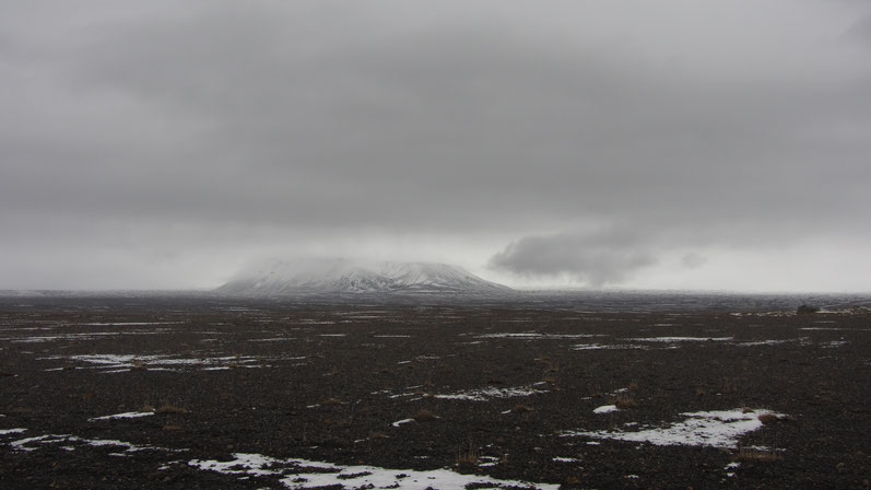 Darauf müssen wir uns einstellen: Eine Landschaft mit nur wenig Vegetation. Eine schwarze Wüste ohne Orte, die uns vor Wind und Wetter schützen.