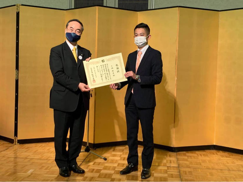 徳島県知事で全国知事会飯泉嘉門会長から感謝状を頂きました。 内容は あなたは新型コロナウイルス感染症対策に御尽力され県民の安全、安心の確保に寄与されました。 ここに心から感謝の意を表します。 令和二年七月二十一日 徳島県知事 飯泉嘉門 5月にマスクを寄付しました。 今回はこのような感謝状を頂き心から感謝しています。 ありがとうございます。