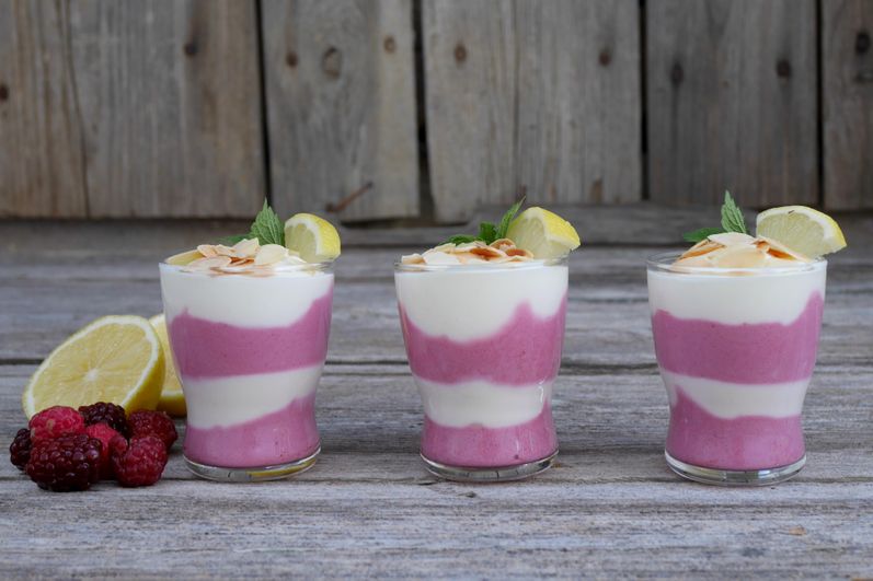 Zitronen-Beeren-Creme, Sommerdessert mit Zitronen und Beeren. 