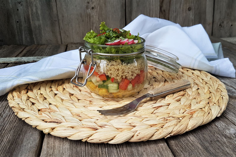 Salat im Glas mit Quinoa, Paprika, Gurke, Tomate, Blattsalat, Mais