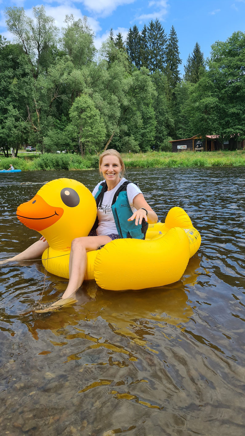 Ich auf der Moldau mit unserem Maskottchen Inge
