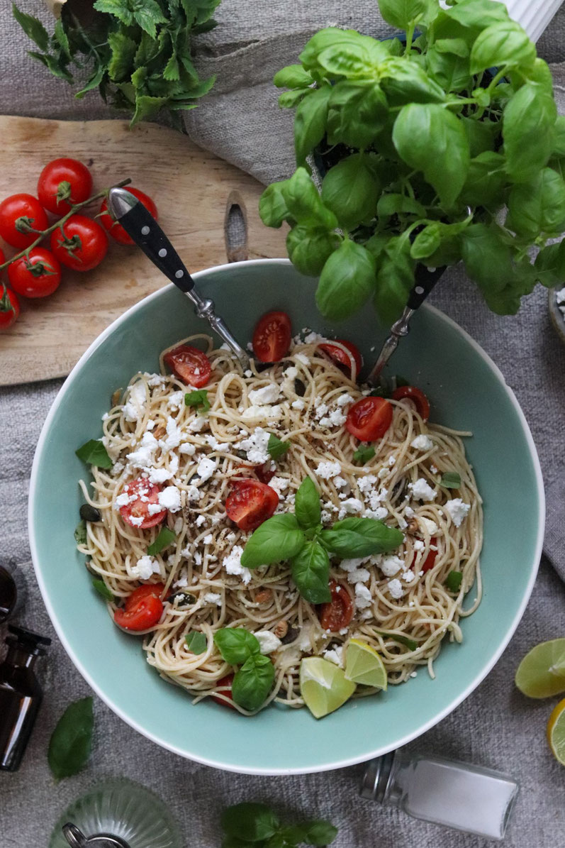 Spaghettisalat mit Feta und Tomaten