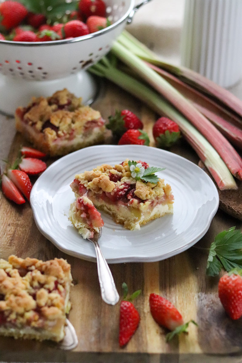 Erdbeer-Rhabarber-Streuselkuchen vom Blech