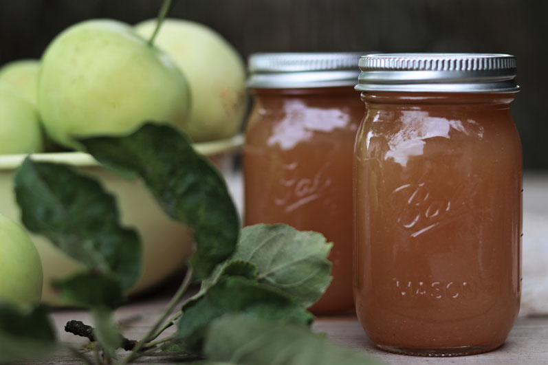 Apfel-Rhabarber-Marmelade mit Äpfeln im Hintergrund