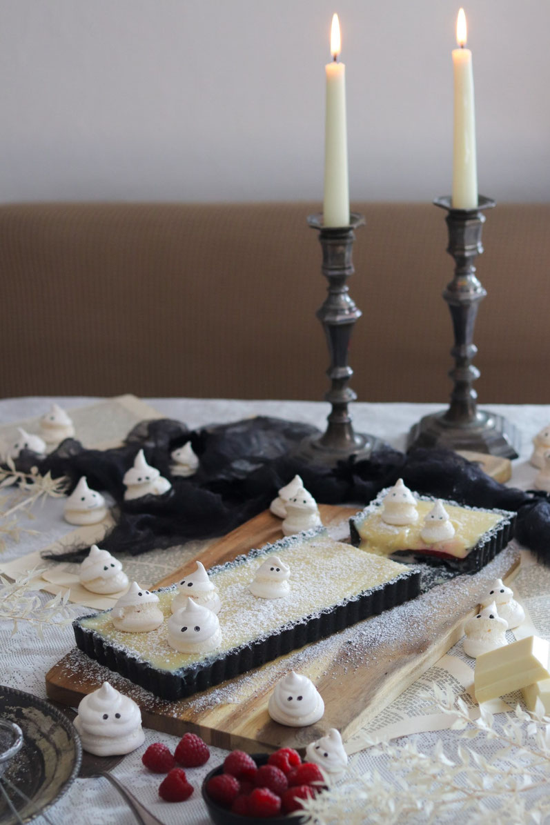 helle Schokotarte mit Himbeercreme und Baisergeistern