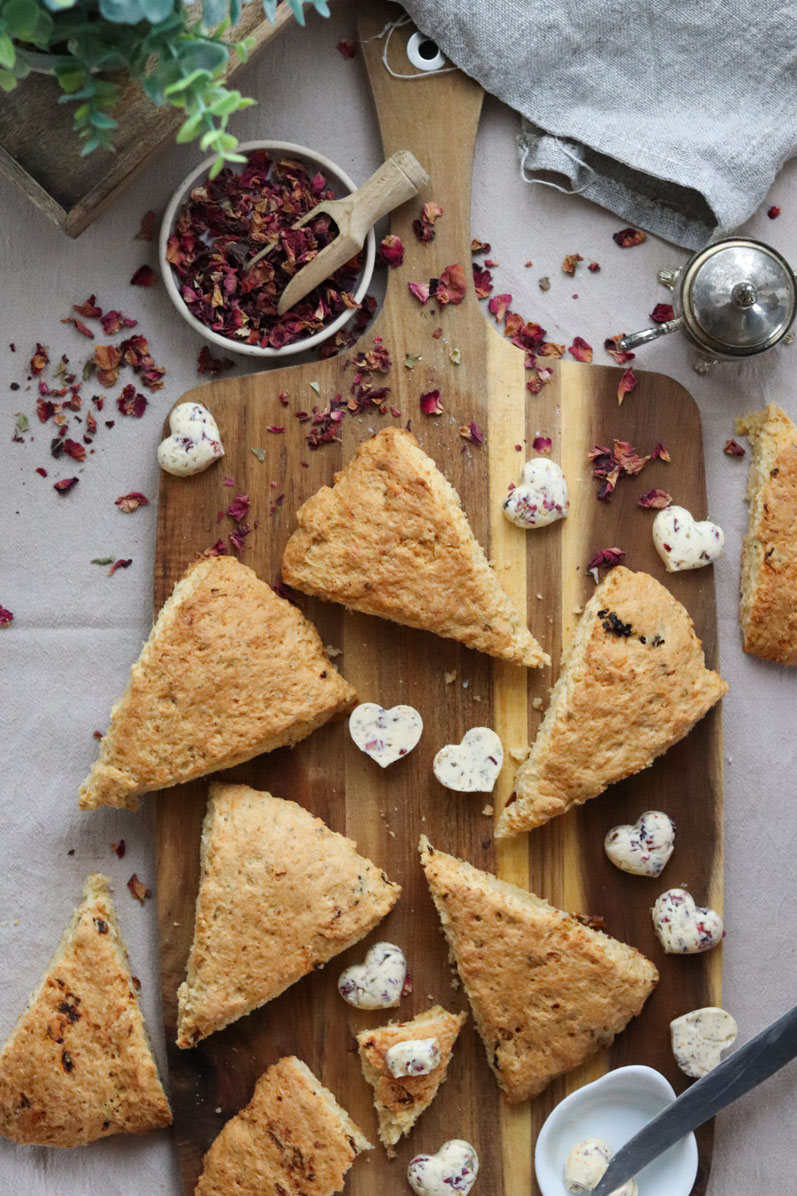 Scones mit getrockneten Tomaten und Rosenbutter