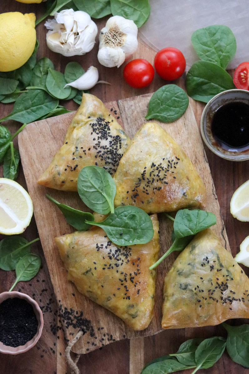 knusprige Reispapiertasche mit Tofu, Spinat und Feta