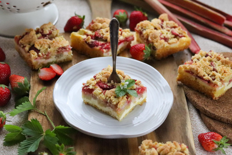 Erdbeer-Rhabarber-Streuselkuchen mit Topfencreme vom Blech