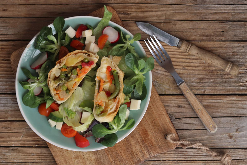 Gemüsestrudel auf Salatbett