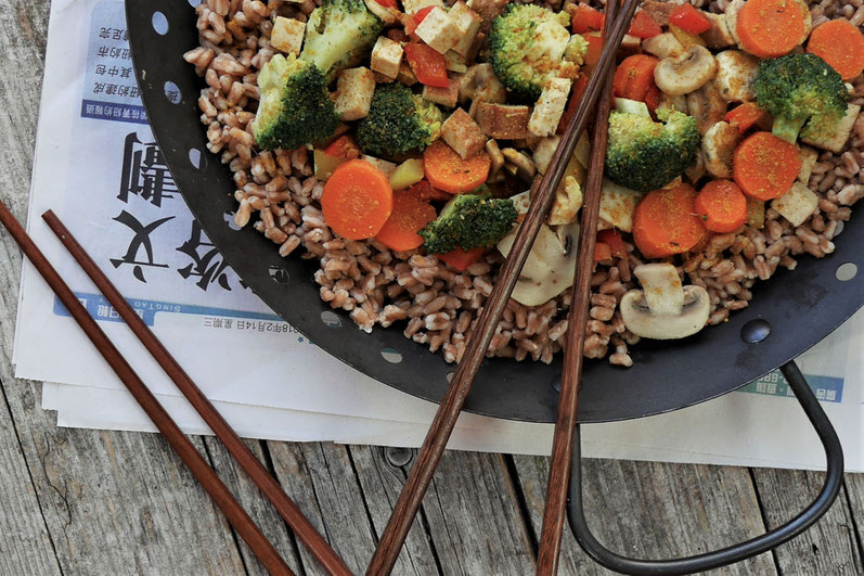 asiatischer Dinkelreis mit Gemüse und Tofu