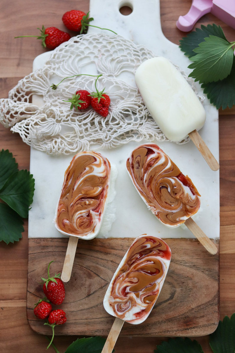 Joghurteis mit Erdnussbutter und Erbeermus