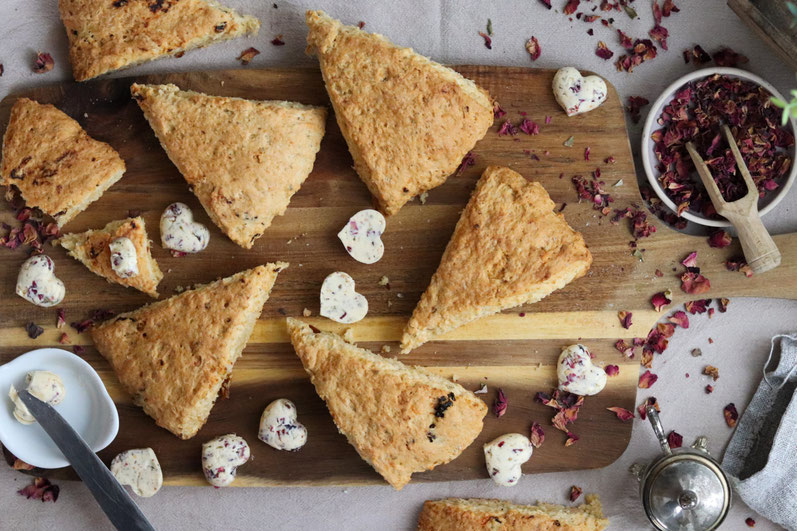 deftige Scones mit getrockneten Tomaten und Rosenbutter