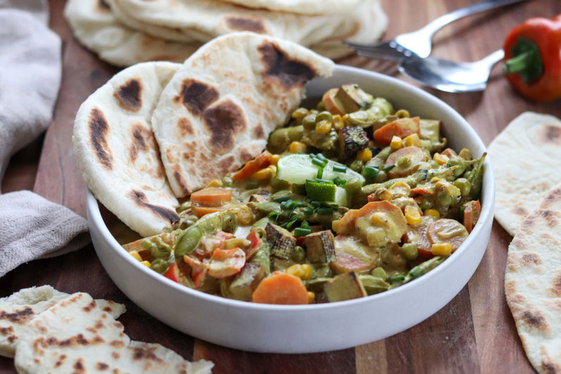 Gemüsecurry mit Tofu und Skyr Naan Brot