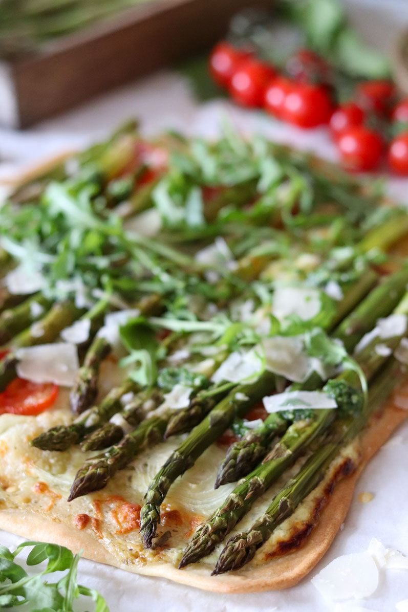 Flammkuchen mit Tomaten und grünem Spargel