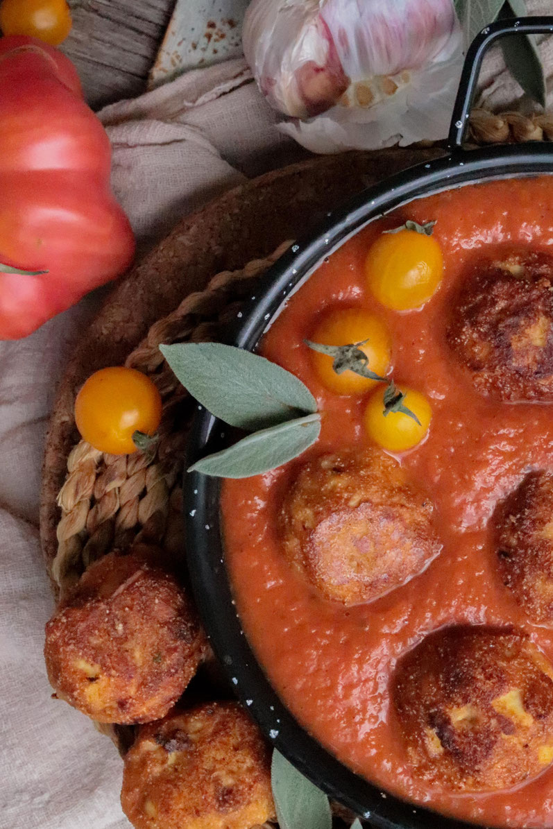 vegane Tofubällchen in Tomatensauce