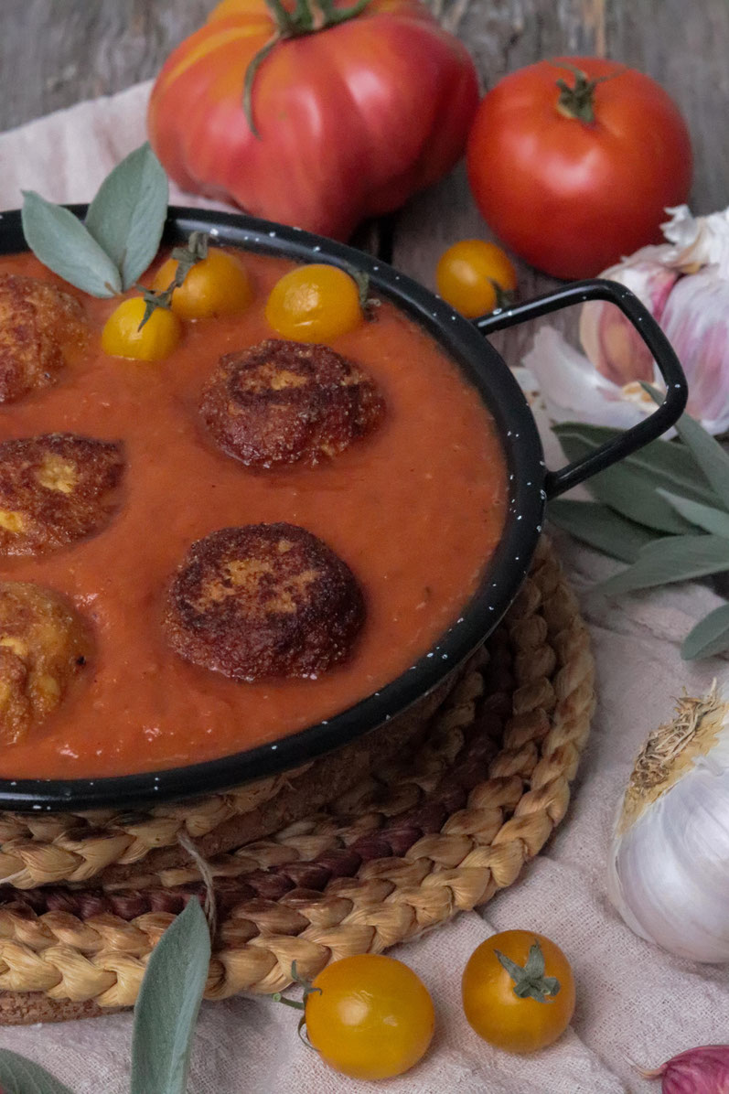 Tofubällchen in Tomatensauce