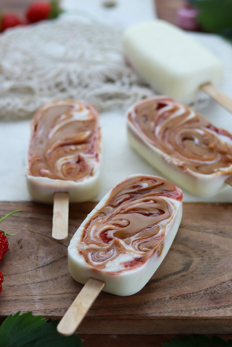 Joghurteis mit Erdnussbutter und Erdbeercreme