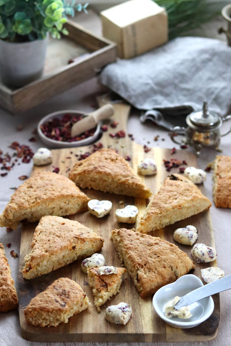 deftige Scones mit Kräuterbutter