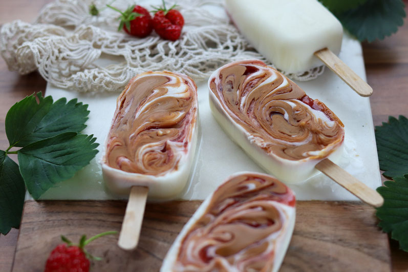 Joghurt-Erdnussbutter-Erdbeereis am Stiel