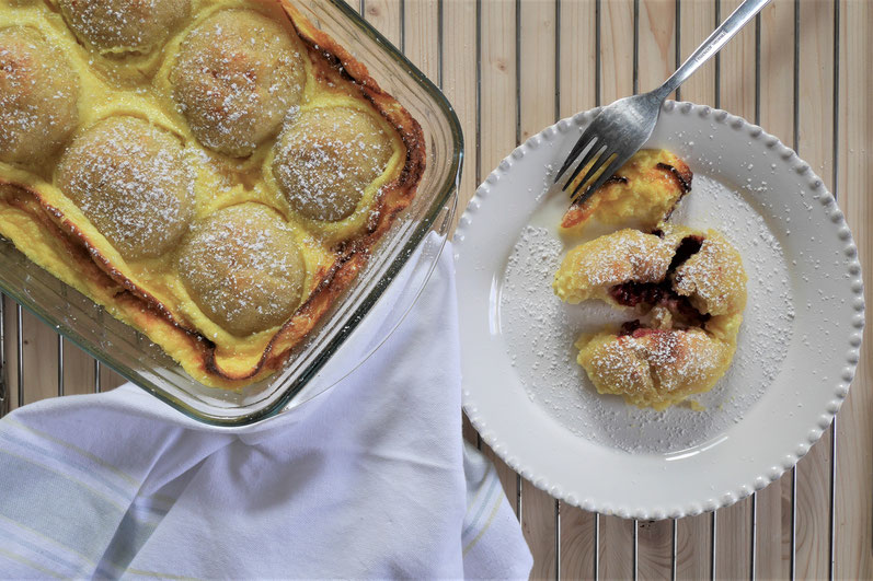 überbackene Himbeer-Knödel, fruchtige Knödel aus dem Backofen.